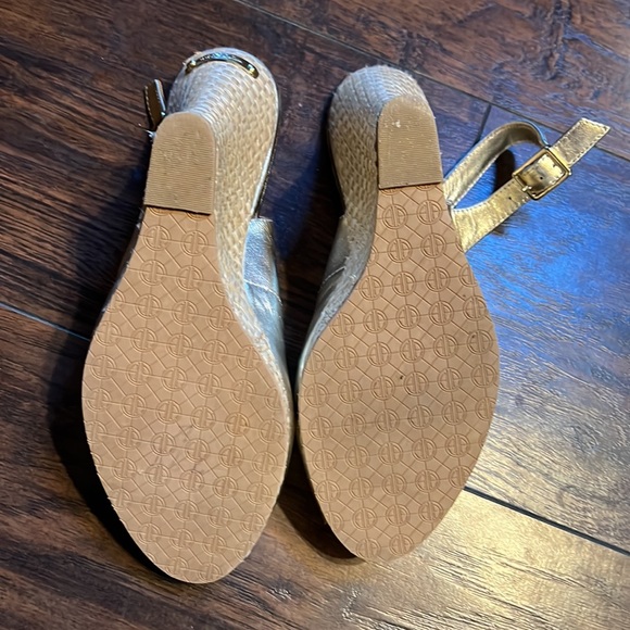 Lilly Pulitzer Gold Wedge - Picture 12 of 16